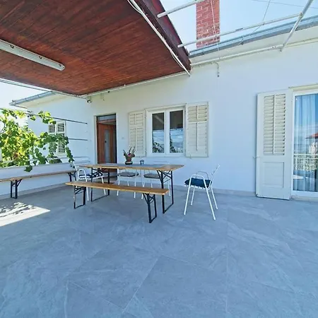Sonja 4+3 Apartment Postira