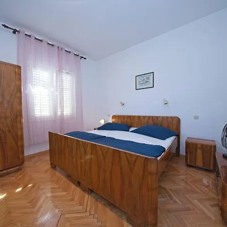 Apartment Sonja 4+3 Postira